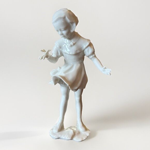 Vintage Hutschenreuther Spring Messenger White Glossy Girl with Butterfly Selb - Picture 1 of 8